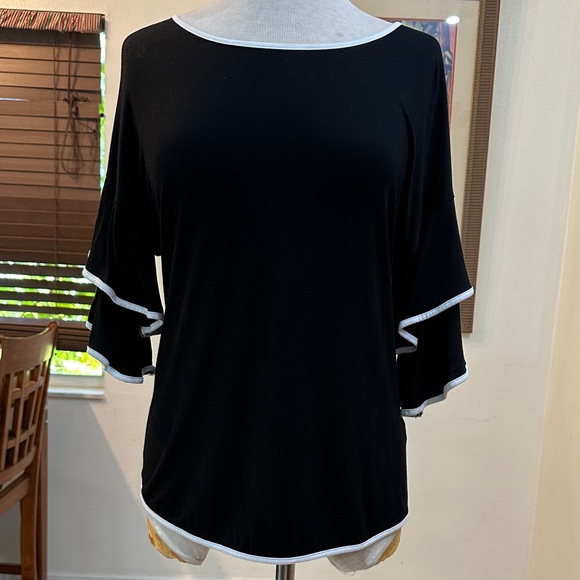 Cable & Gauge Black Top w/ White Trim and Ruffle Sleeves Size Medium - Picture 5 of 8